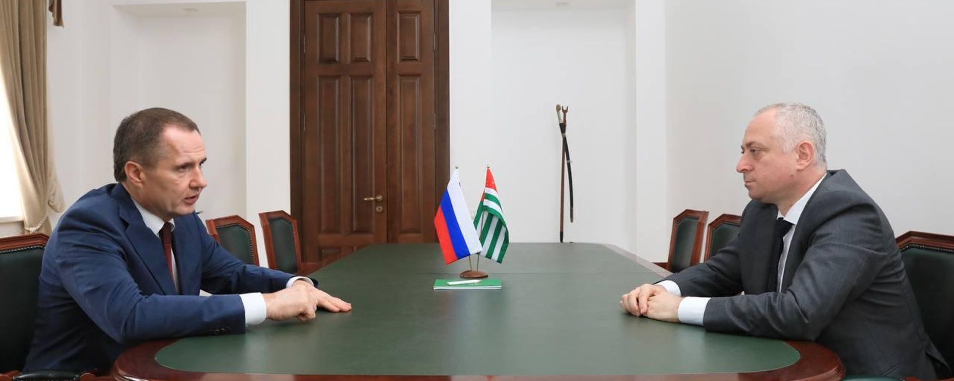 Бадра Гәынба дидикылеит Аԥсны Урыстәыла ацҳаражәҳәаҩыс иаҭоу Виачеслав Гладков - Sputnik Аҧсны, 1920, 14.07.2026