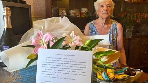 Сотрудники посольства России в Абхазии и Дома Москвы поздравили с 90-летием участницу Великой Отечественной войны Марию Диденко - Sputnik Абхазия