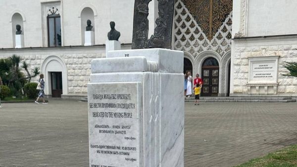Питьевой фонтан у Абхазского драмтеатра, посвященный памяти пропавших без вести, введен в эксплуатацию после ремонта - Sputnik Аҧсны