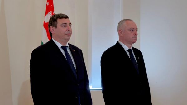 Чрезвычайный и Полномочный посол Южной Осетии в Абхазии Астамур Кация вручил верительные грамоты президенту Абхазии Бадре Гунба - Sputnik Абхазия