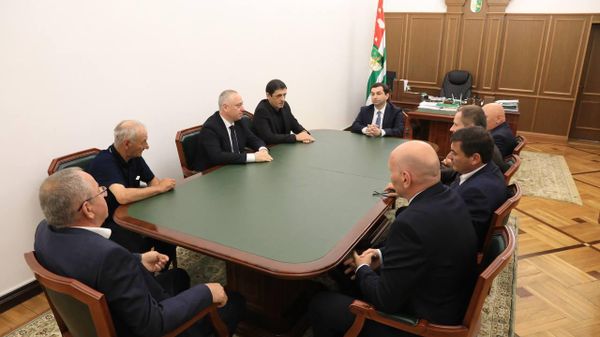 Встреча участников Консультативного совета при главе государства с новым послом России в Абхазии Вячеславом Гладковым состоялась в Администрации президента - Sputnik Абхазия