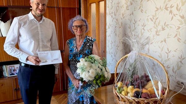 Сотрудники посольства России в Абхазии поздравили с 90-летием ветерана ВОВ, проживающую в Сухуме блокадницу Ленинграда Нону Мол-оглы - Sputnik Абхазия