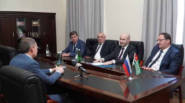 Аԥсны Жәлар Реизара аиҳабы Лаша Ашәбеи Урыстәыла ацҳаражәҳәаҩ Виачеслав Гладкови реиԥылара мҩаԥысит Апарламент аҿы - Sputnik Аҧсны