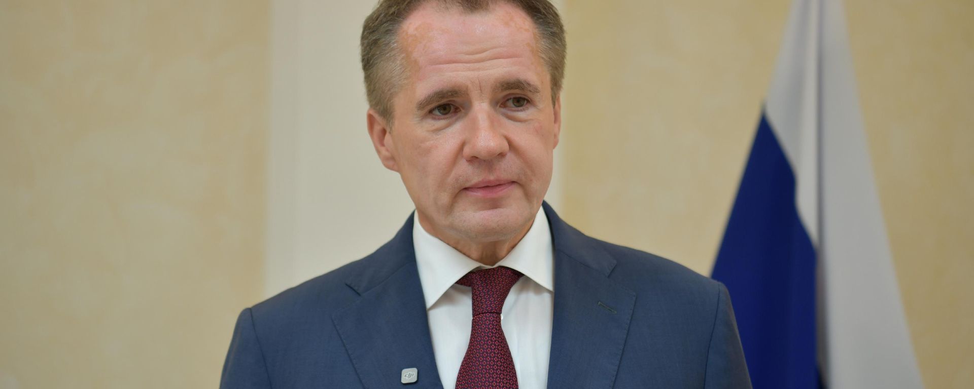 Вячеслав Гладков во время процедуры принятия присяги гражданина РФ в посольстве России в Абхазии Вячеслав Гладков во время процедуры принятия присяги гражданина РФ в посольстве России в Абхазии - Sputnik Аҧсны, 1920, 05.10.2026