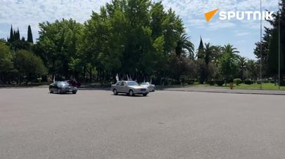 Автопробег до Ткуарчала, приуроченный ко Дню Государственного флага Абхазии, стартовал с площади Свободы в Сухуме