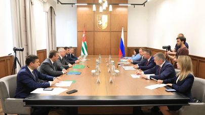 Вопросы сотрудничества в сфере транспорта обсудили Бадра Гунба и Андрей Никитин