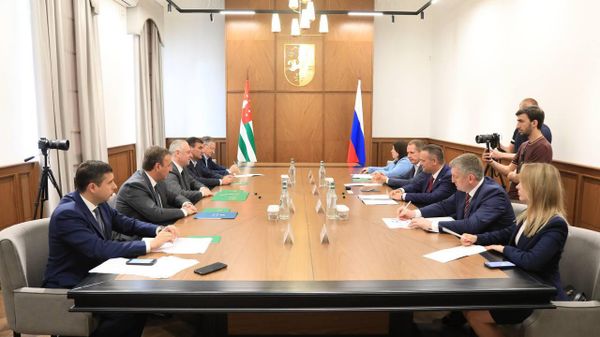 Вопросы сотрудничества в сфере транспорта обсудили Бадра Гунба и Андрей Никитин - Sputnik Абхазия
