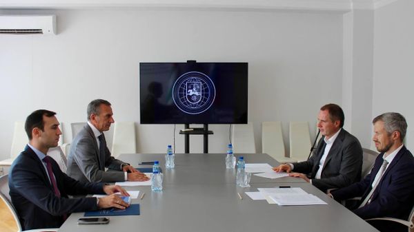 Российско-абхазские отношения обсудили Вячеслав Гладков и Олег Барциц - Sputnik Абхазия