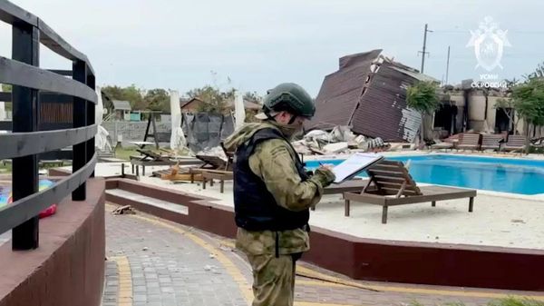 
Работа экстренных служб на месте атаки ВСУ на базу отдыха в поселке Кирилловка в Запорожской области - Sputnik Аҧсны