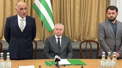 Бадра Гунба встретился с участниками молодежного лагеря для детей соотечественников "Ахьышьтрахь"