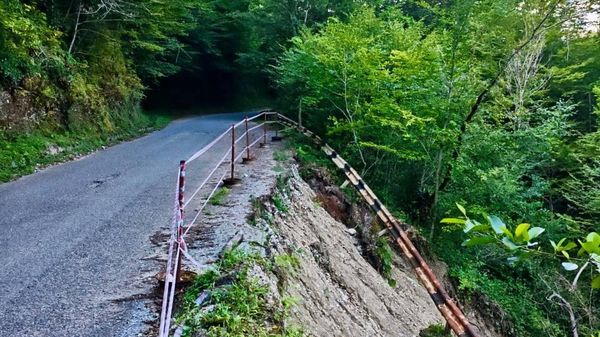 Обвалившийся участок дороги в Мюссере обследовали специалисты УКС и Абхазберегозащиты - Sputnik Абхазия