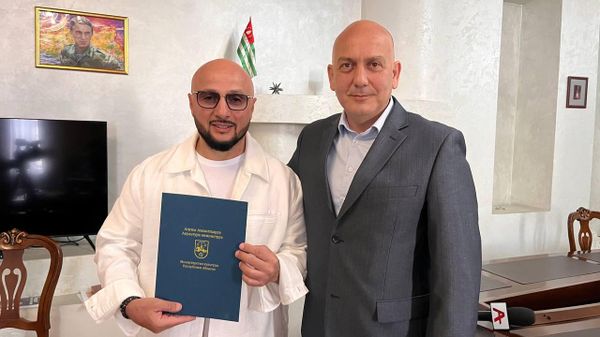 Султану Хажироко вручили указ о присвоении звания Заслуженного артиста Абхазии - Sputnik Абхазия