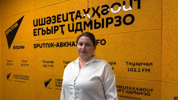 Акризистә центр аҿы иҟоу ахәыҷқәа рынхара шԥеиҿкаау? Аусзуҩы лыҿцәажәара - Sputnik Аҧсны