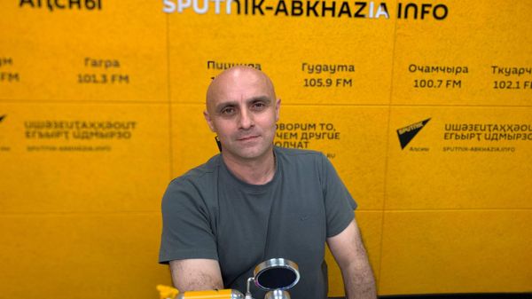 Веселые и находчивые: Роланд Бганба о развитии КВН в Абхазии  - Sputnik Абхазия