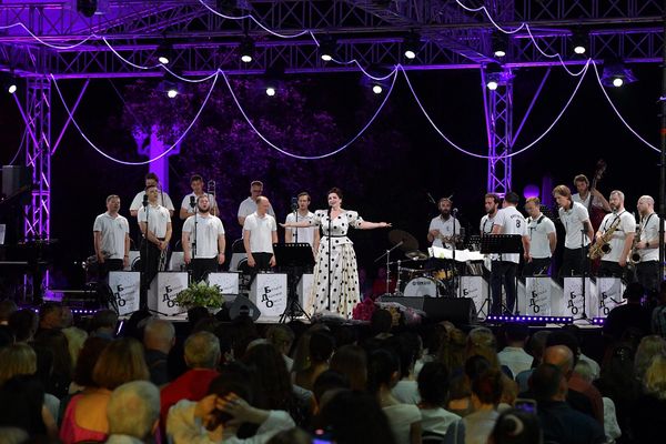 На театральной площади в Сухуме прошло открытие XXIV фестиваля "Хибла Герзмава приглашает…". - Sputnik Абхазия