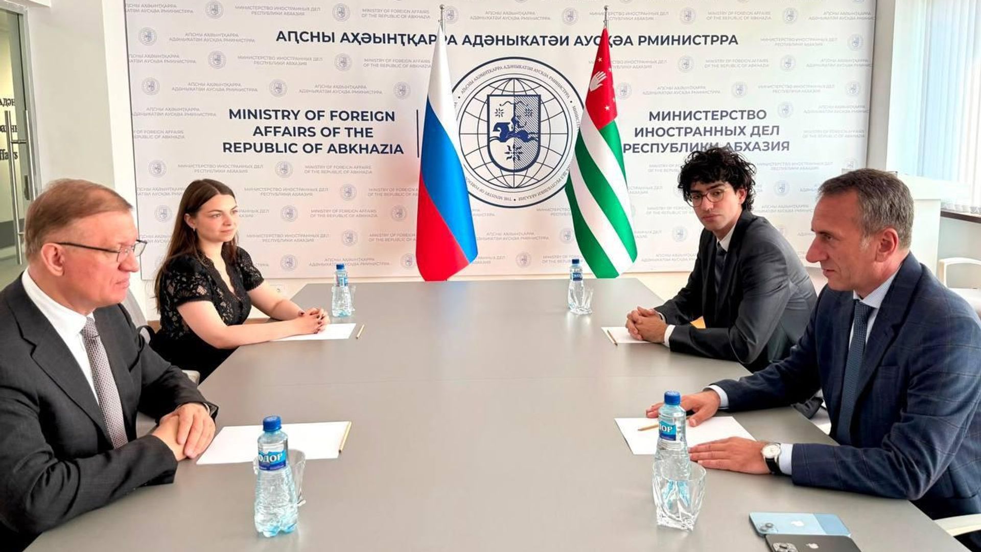 Аԥсни Урыстәылеи русеицура аҿиара азҵаарақәа ирылацәажәеит ареспублика Адәныҟатәи аусқәа рминистр Олег Барцыци жәлар рдипломатиа Ацентр адиректор хада, Аҳәынҭқарратә Дума адепутат Дмитри Савелиови Аԥсни Урыстәылеи русеицура аҿиара азҵаарақәа ирылацәажәеит ареспублика Адәныҟатәи аусқәа рминистр Олег Барцыци жәлар рдипломатиа Ацентр адиректор хада, Аҳәынҭқарратә Дума адепутат Дмитри Савелиови - Sputnik Аҧсны, 1920, 04.08.2026