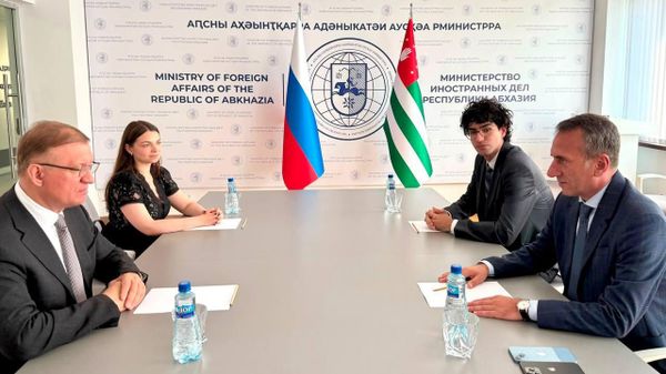 Аԥсни Урыстәылеи русеицура аҿиара азҵаарақәа ирылацәажәеит ареспублика Адәныҟатәи аусқәа рминистр Олег Барцыци жәлар рдипломатиа Ацентр адиректор хада, Аҳәынҭқарратә Дума адепутат Дмитри Савелиови - Sputnik Аҧсны