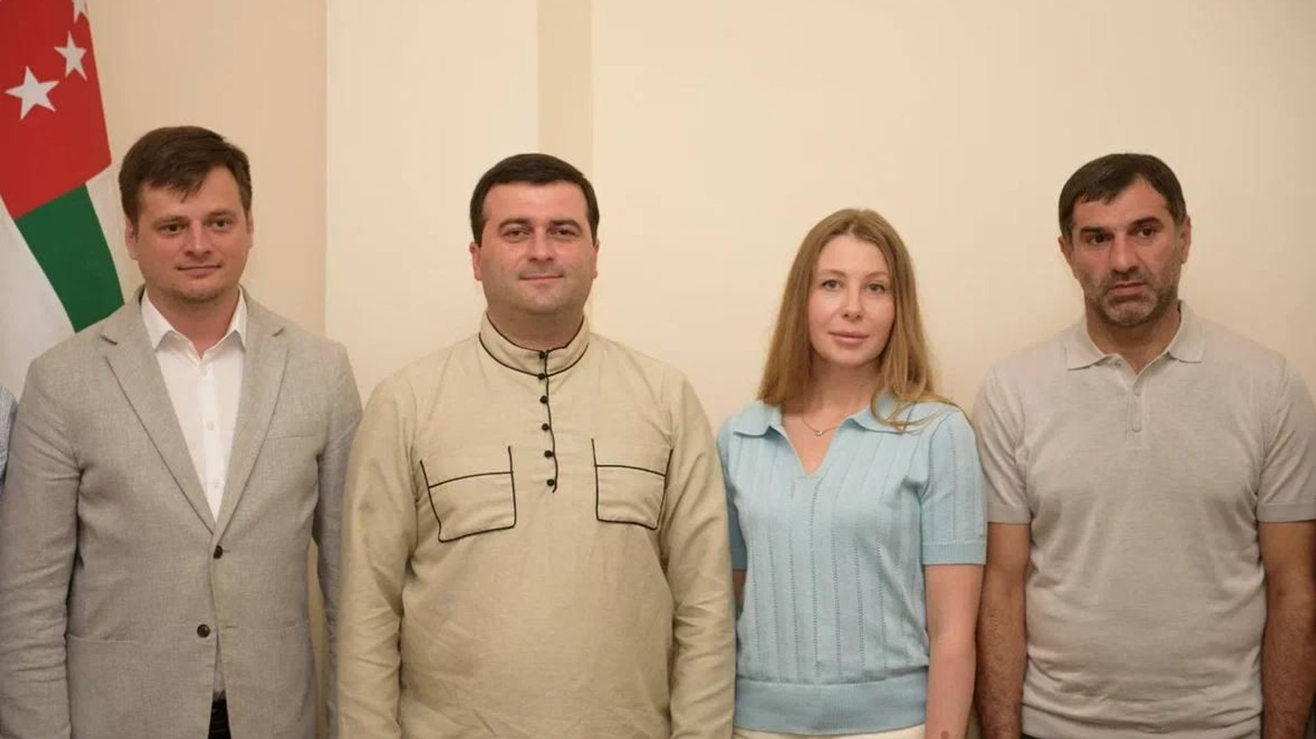 Развитие молодежной политики обсудили вице-премьер Таращ Хагба и замруководителя Росмолодежи Денис Аширов Развитие молодежной политики обсудили вице-премьер Таращ Хагба и замруководителя Росмолодежи Денис Аширов - Sputnik Абхазия, 1920, 07.08.2026