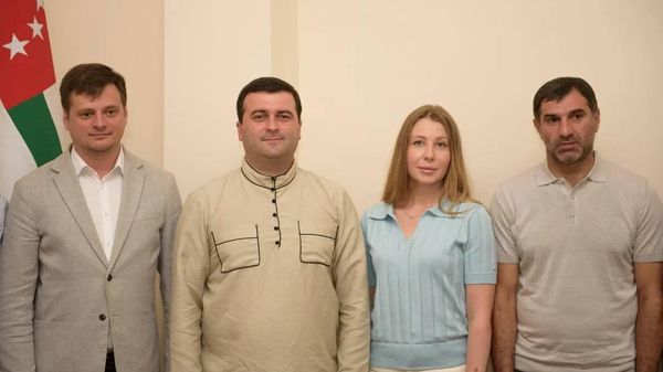 Развитие молодежной политики обсудили вице-премьер Таращ Хагба и замруководителя Росмолодежи Денис Аширов - Sputnik Абхазия