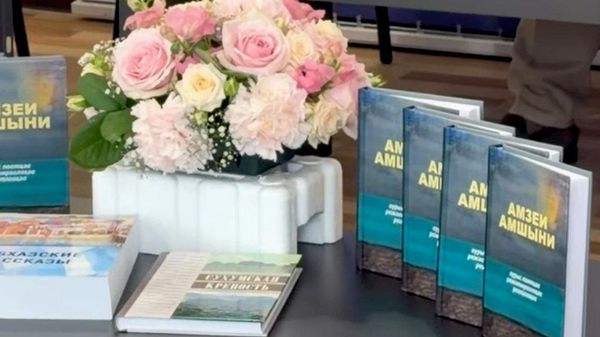 Аурыс поетцәа ражәеинраалақәа аԥсшәахь еиҭаганы апоезиатә еизга Амзеи амшыни ҭыҵит.  - Sputnik Аҧсны