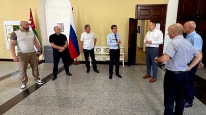 Посол России Вячеслав Гладков посетил Галский район, осмотрел места для голосования в Госдуму РФ