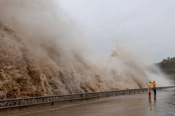 Люди смотрят на огромные волны в уезде Саньмэнь в китайской провинции Чжэцзян. - Sputnik Абхазия