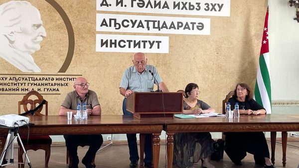 Книгу народной поэтессы КЧР Ларисы Шебзуховой Сквозь призму Абазара представили в АбИГИ - Sputnik Аҧсны