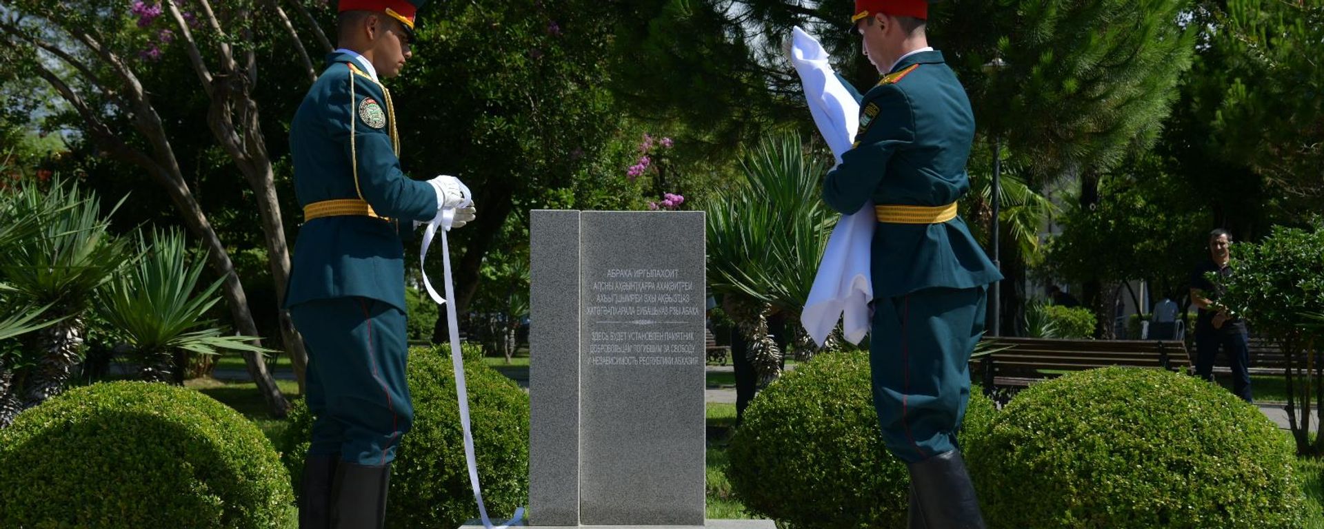 В Парке Славы состоялась закладка камня на месте будущего памятника добровольцам, погибшим за свободу Абхазии. - Sputnik Абхазия, 1920, 14.08.2026