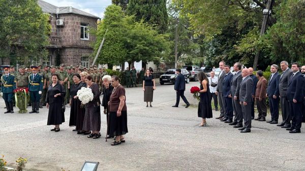 Церемония возложения цветов состоялась в Гудауте ко Дню добровольца - Sputnik Абхазия