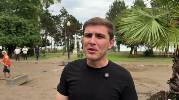 Коммунальщики Сухума вышли на ликвидацию последствий непогоды с раннего утра - Sputnik Абхазия