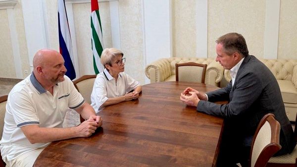 Взаимодействие общественных организаций Абхазии и России обсудили российский посол Владислав Гладков и президент организации Справедливая помощь Доктора Лизы Ольга Демичева - Sputnik Абхазия