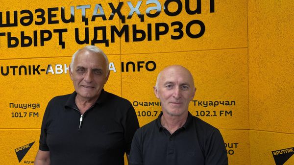 Аԥсуа театр аҿы иалкаан иреиӷьу аусзуҩцәа: Алхас Шамбеи Гарри Дочиеи рыҿцәажәара - Sputnik Аҧсны