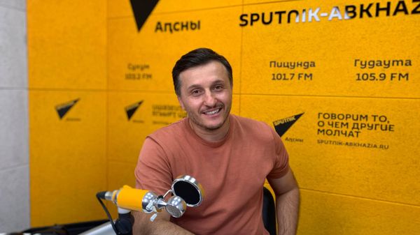 Ответные гастроли: Гиви Валиев рассказал о постановках в Абхазском театре - Sputnik Абхазия