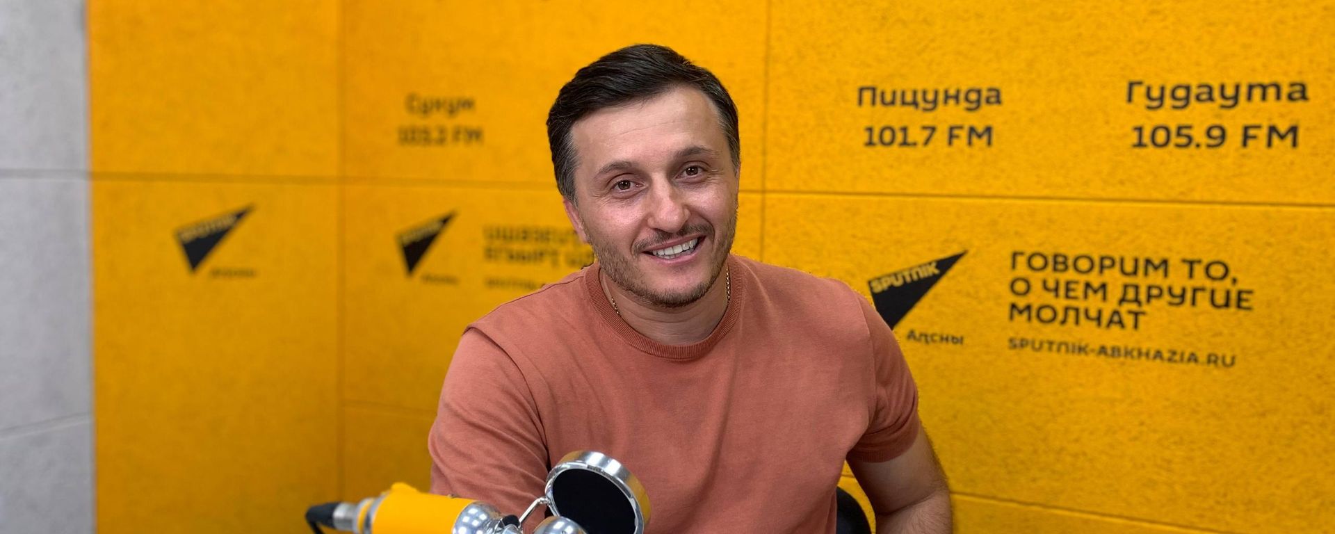 Ответные гастроли: Гиви Валиев рассказал о постановках в Абхазском театре Ответные гастроли: Гиви Валиев рассказал о постановках в Абхазском театре - Sputnik Абхазия, 1920, 23.08.2026