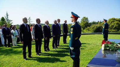 Возложение цветов состоялось у мемориала Владиславу Ардзинба