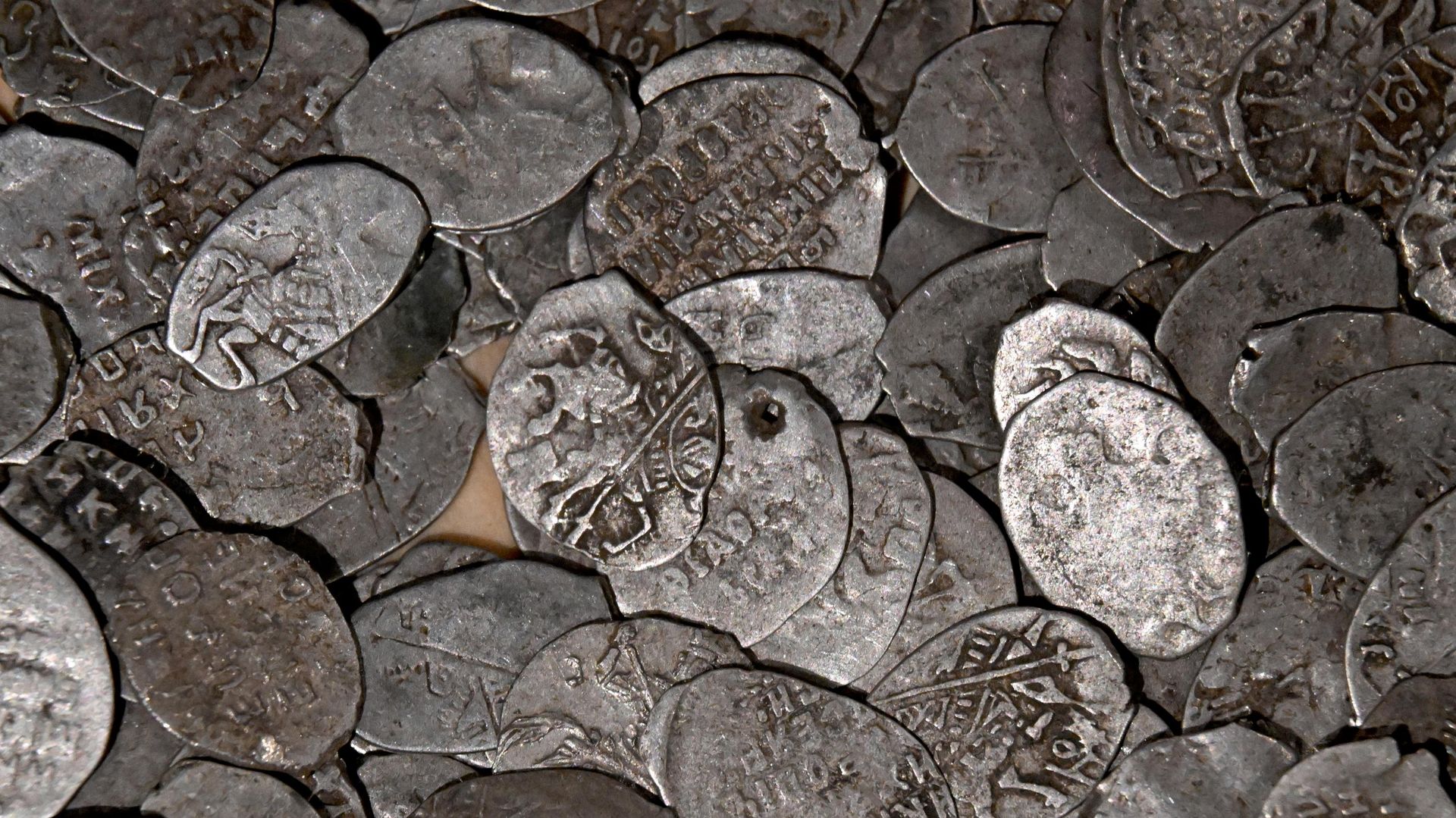 Презентация клада со старинными монетами Презентация клада со старинными монетами - Sputnik Абхазия, 1920, 26.08.2026