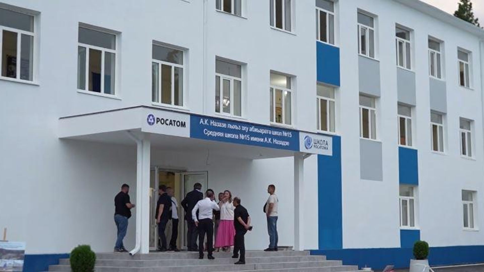 Ход реконструкции в сухумской школе №15 осмотрели Бадра Гунба и Сергей Кириенко. Ход реконструкции в сухумской школе №15 осмотрели Бадра Гунба и Сергей Кириенко. - Sputnik Аҧсны, 1920, 27.08.2026