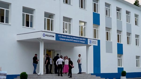 Отремонтированный фасад школы №15 в Сухуме - Sputnik Абхазия