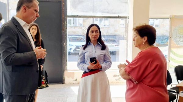 Очамчырский дом юношества посетили сегодня детский омбудсмен Мактина Джинджолия и посол России Вячеслав Гладков - Sputnik Абхазия