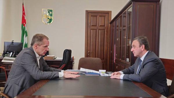 Владимир Делбеи Виачеслав Гладкови реиԥылара мҩаԥысит Аминистрцәа реилазаараҿы - Sputnik Аҧсны