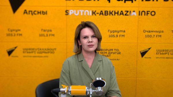  Безопасность, сопровождение и решение: Агрба о работе службы соцподдержки детей и семей в Абхазии - Sputnik Абхазия