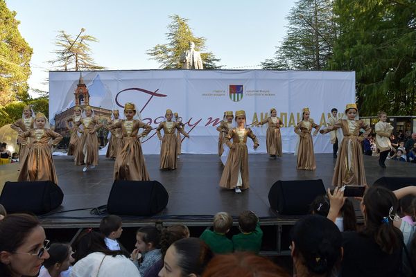 В парке имени Ленина прошел концерт с участием детских вокальных и хореографических коллективов - Sputnik Абхазия
