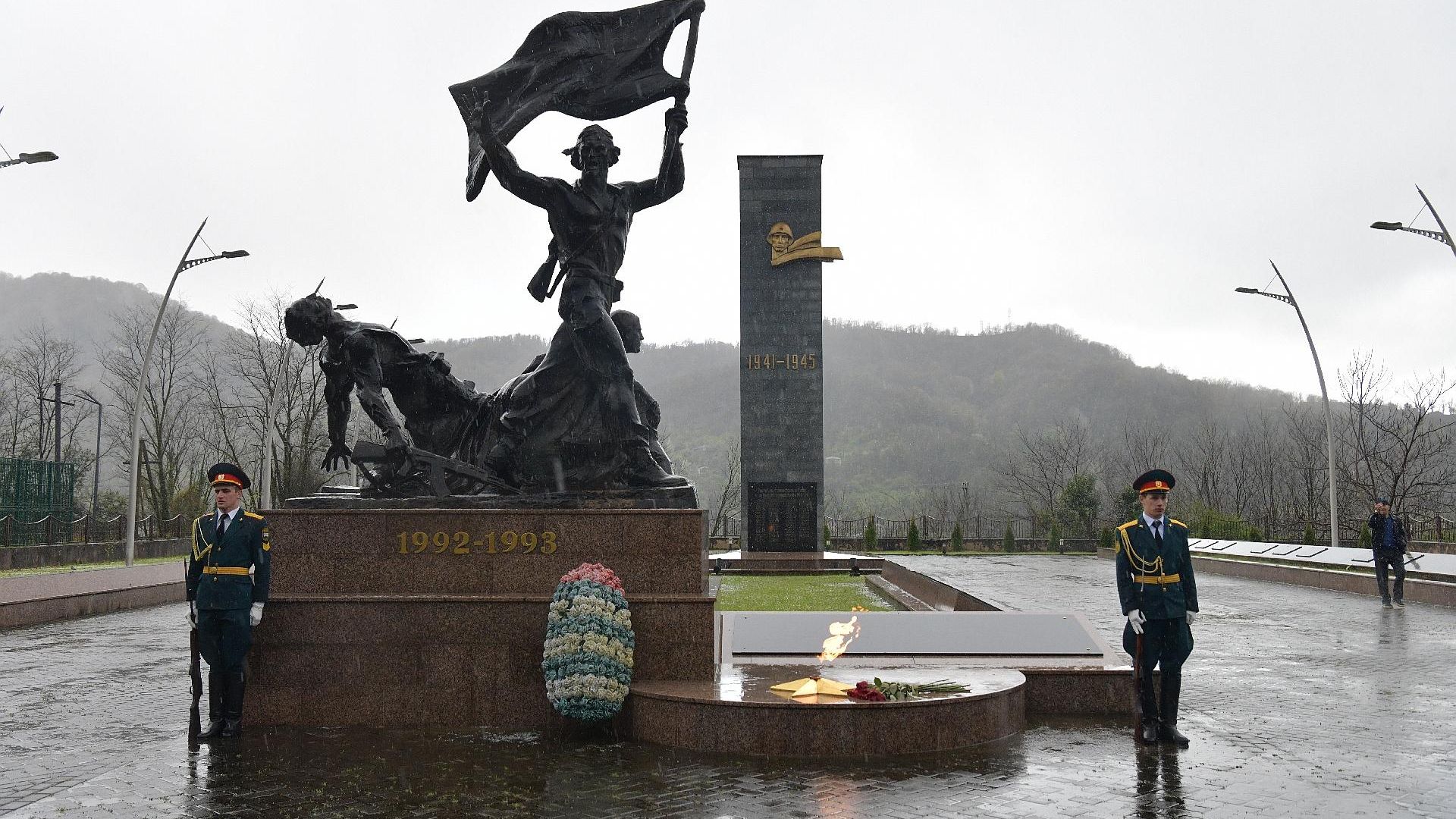 Памятник погибшим в ОВНА в г.Ткуарчал Памятник погибшим в ОВНА в г.Ткуарчал - Sputnik Абхазия, 1920, 15.09.2026