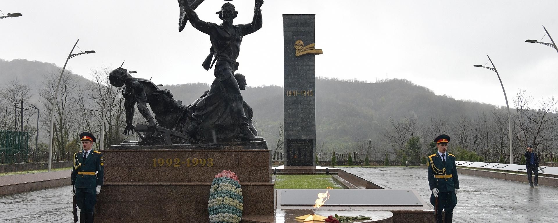 Памятник погибшим в ОВНА в г.Ткуарчал - Sputnik Абхазия, 1920, 15.09.2026