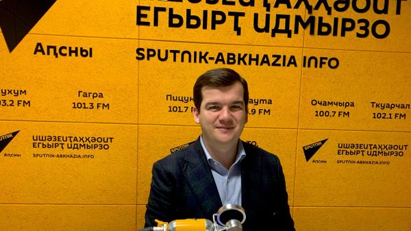 Новая международная площадка: Кан Тания о главных задачах Абхазии на МФМ в Екатеринбурге - Sputnik Абхазия