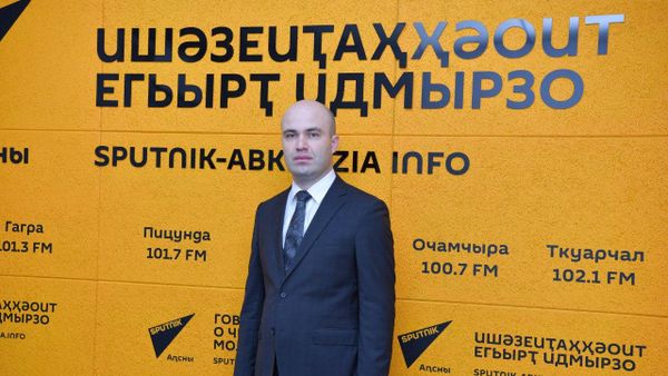 Спикер Парламента Абхазии о выборах в Госдуму РФ и осенней сессии - Sputnik Абхазия