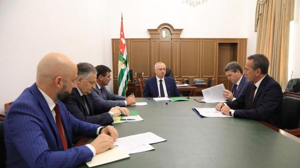 Президент Абхазии Бадра Гунба провел совещание по вопросам внешней политики республики
 - Sputnik Аҧсны