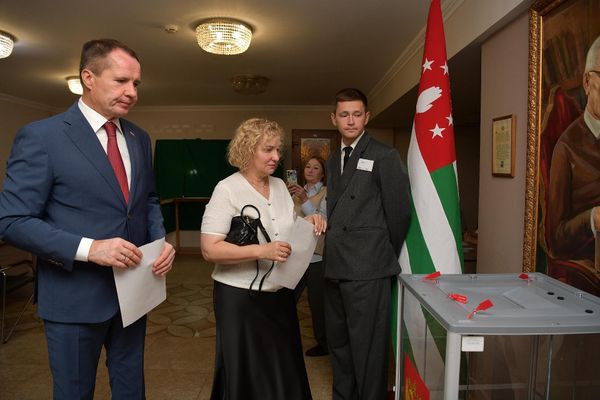 Посол России в Абхазии Вячеслав Гладков с супругой проголосовали одними из первых - Sputnik Абхазия