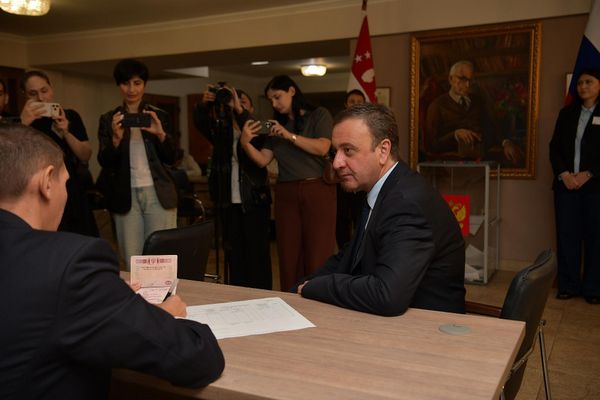 Премьер-министр Абхазии Владимир Делба проголосовал на выборах в Госдуму - Sputnik Абхазия