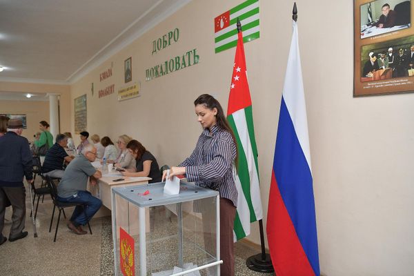 В голосовании могли принять участие жители Абхазии, обладающие российским гражданством, и туристы - Sputnik Абхазия